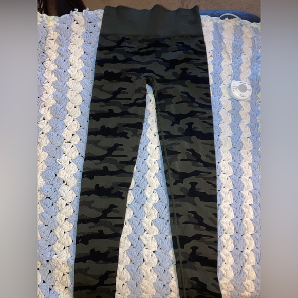 Leonisa Shapewear Camo set. *Different Sizes*
L Leggings and XL Sports Bra - Picture 9 of 11